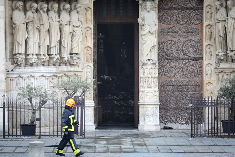 Paris: incêndio atingiu a Catedral de Notre-Dame nesta segunda-feira (Ludovic Marin/Reuters)