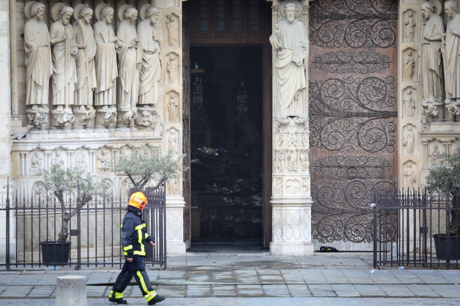 Catedral Notre-Dame em Paris após incêndio