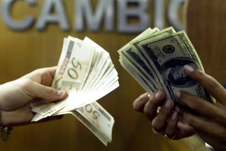 Câmbio: dólar turismo, usado para viagens, acompanha a alta do dólar comercial (Bruno Domingos/Reuters)