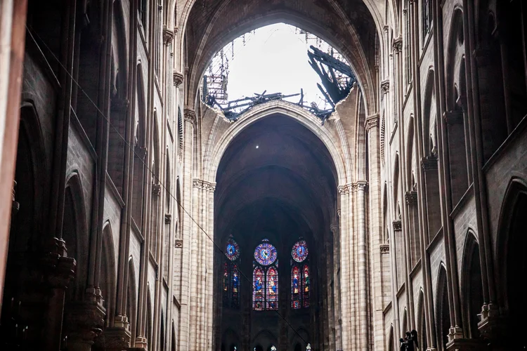 Vista interna da Catedral de Notre-Dame após o incêndio  (Christophe Petit Tesson/Reuters)