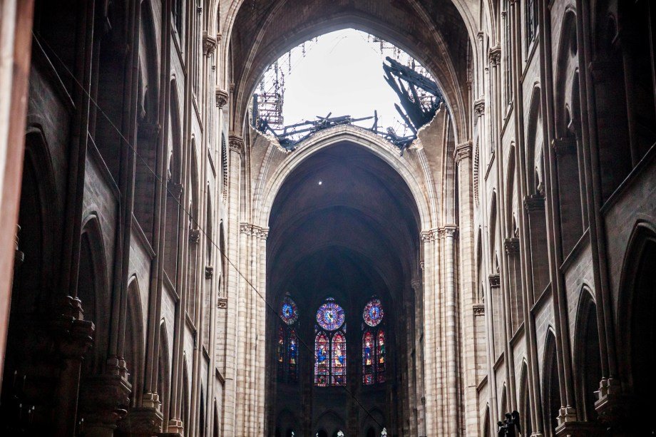 Vista interna da Catedral de Notre-Dame após o incêndio