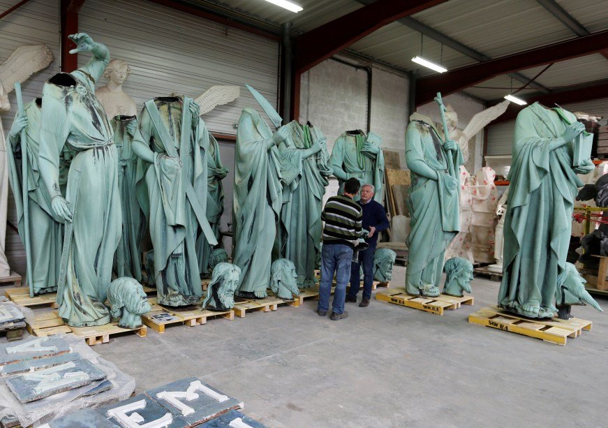 Estátuas dos 12 apóstolos foram salvas após o incêndio na Catedral de Notre-Dame