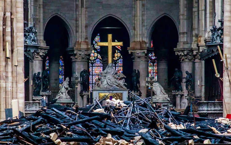 Catedral de Notre-Dame: estátuas dos 12 apóstolos e o órgão estão entre os objetos salvos após o inc~endio (Petit Tesson/Reuters)