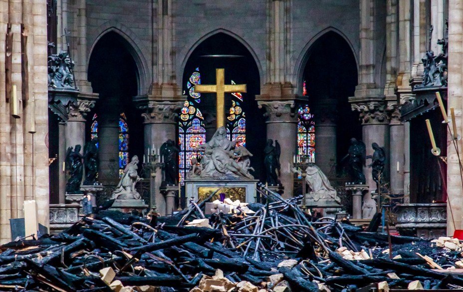 Catedral de Notre-Dame após incêndio