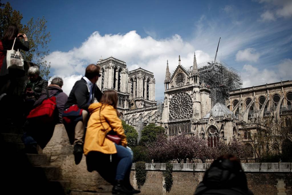A primeira missa na catedral de Notre Dame será realizada em 16 de junho (Benoit Tessier/Reuters)