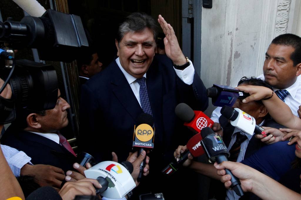 Alan García, ex-presidente do Peru, comete suicídio após ordem de prisão