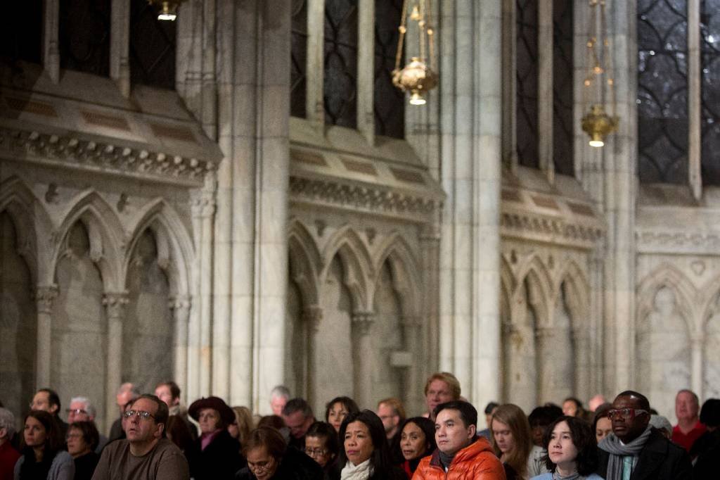 Homem é flagrado em catedral de NY com galões de gasolina e isqueiros