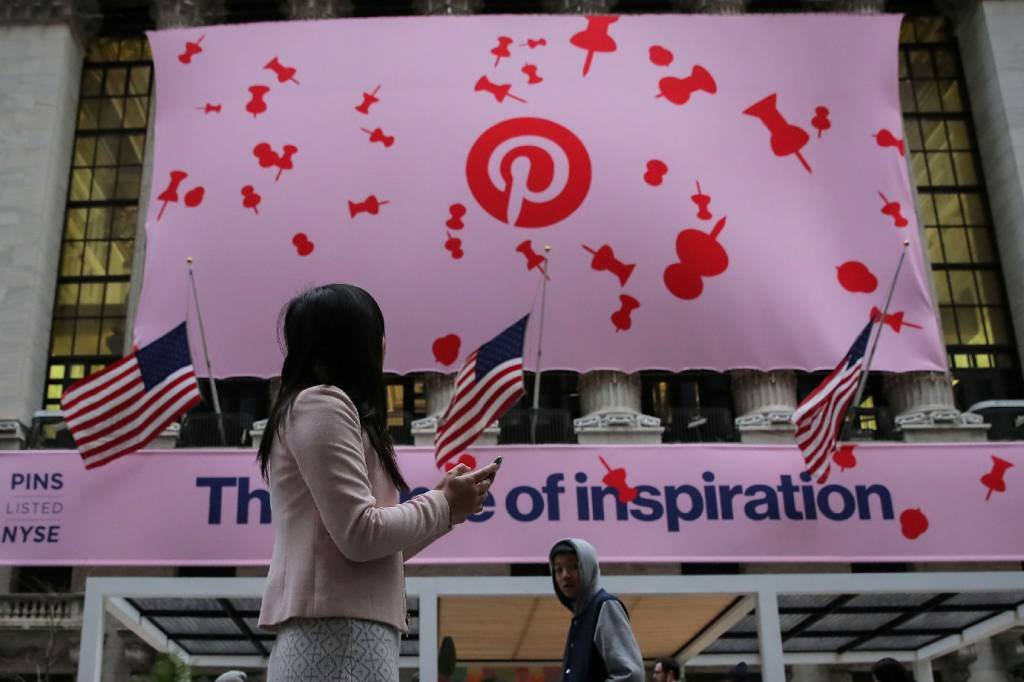Ações da empresa de compartilhamentos de fotos Pinterest subiram mais de 25 por cento em sua estreia (Brendan McDermid/Reuters)