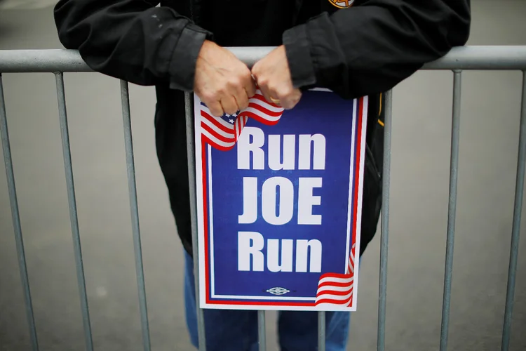 Apoiador de Joe Biden: centrista moderado, Biden larga à frente nas pesquisas e com uma vantagem que poucos democratas têm (Brian Snyder/Reuters)