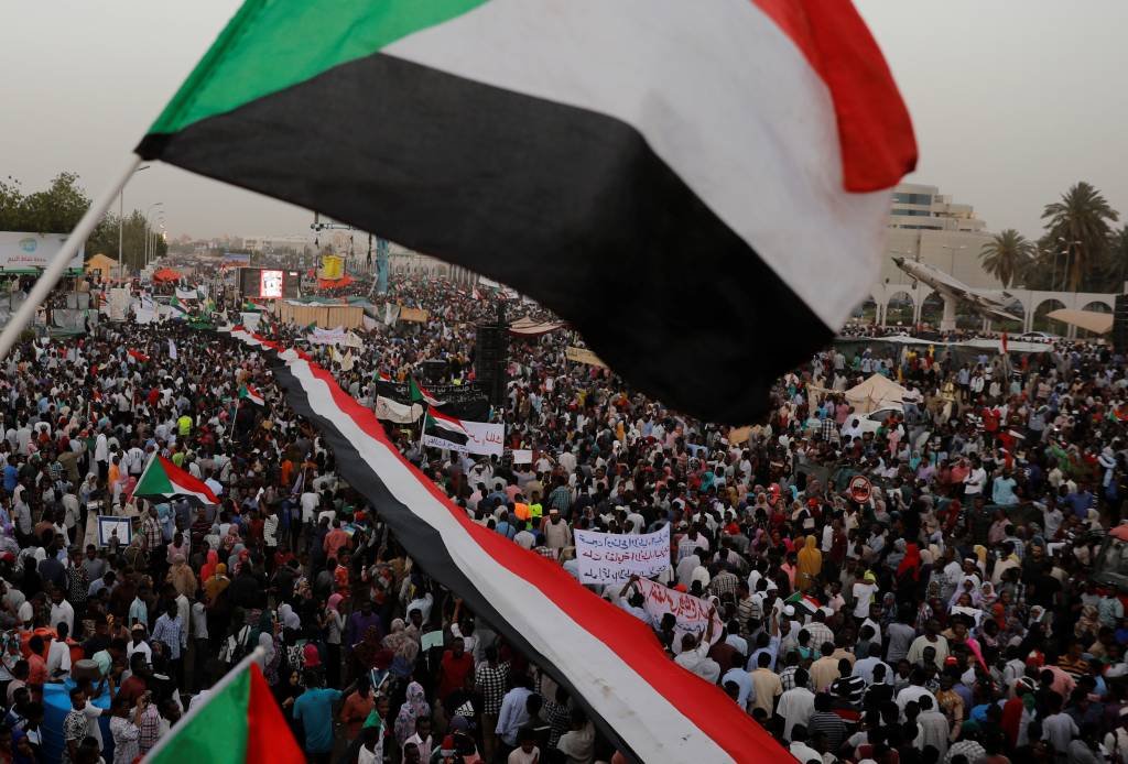 Sudão: depois de muitas manifestações, o presidente Omar al-Bashir foi retirado do poder pelos militares no dia 11 de abril (Umit Bektas/Reuters)