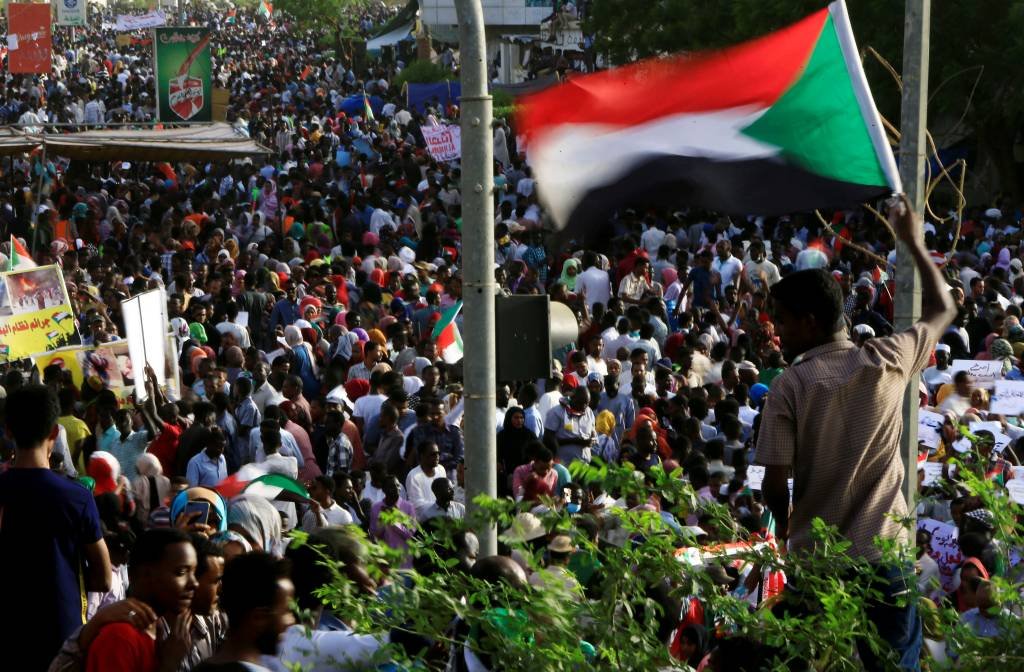 Protestos no Sudão deixam cinco manifestantes mortos