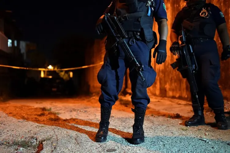 Policiais na cena do crime, após tiroteio em festa em Vera Cruz, México, dia 19/04/2019 (Angel Hernandez/Reuters)