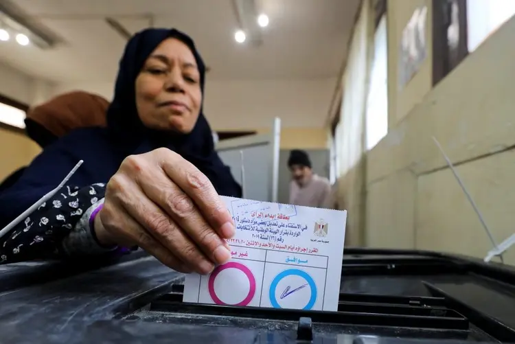 Referendo: a oposição pediu que seus partidários votem contra as mudanças (Mohamed Abd El Ghany/Reuters)