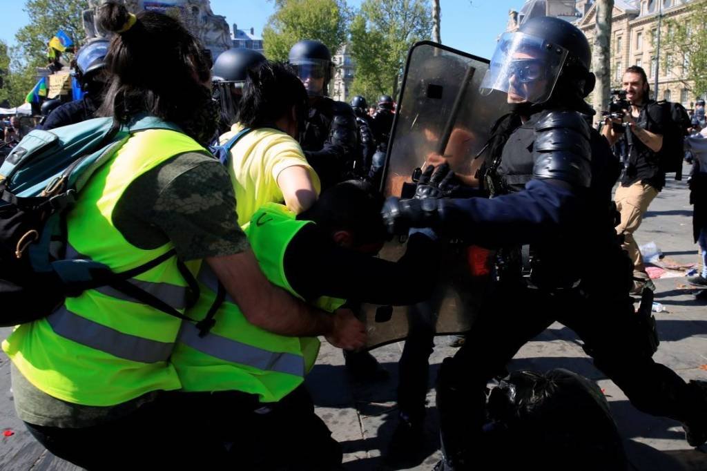 Protestos dos coletes amarelos colidem com a polícia em Paris