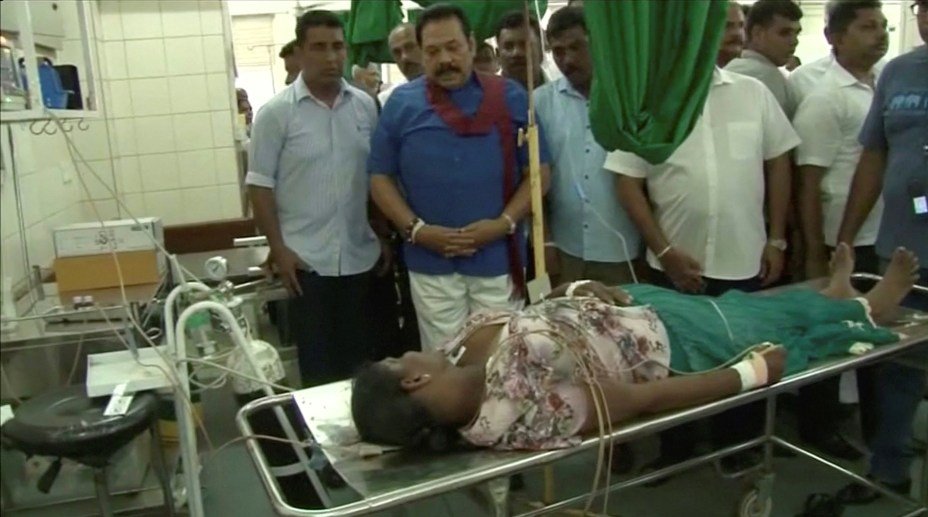 Presidente do Sri Lanka, Mahinda Rajapaksa, observa vítima de atentados em Negombo