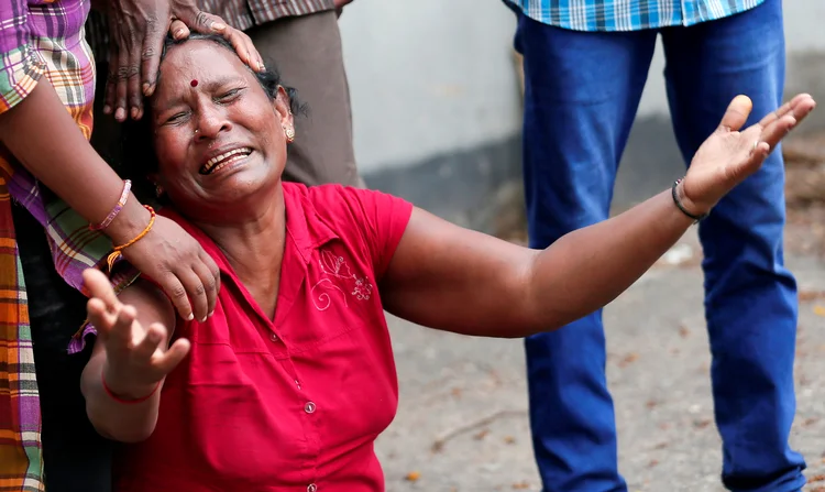 Mulher chora a perda de parente em explosão na igreja Kochchikade, em Colombo, no Sri Lanka (Dinuka Liyanawatte/Reuters)