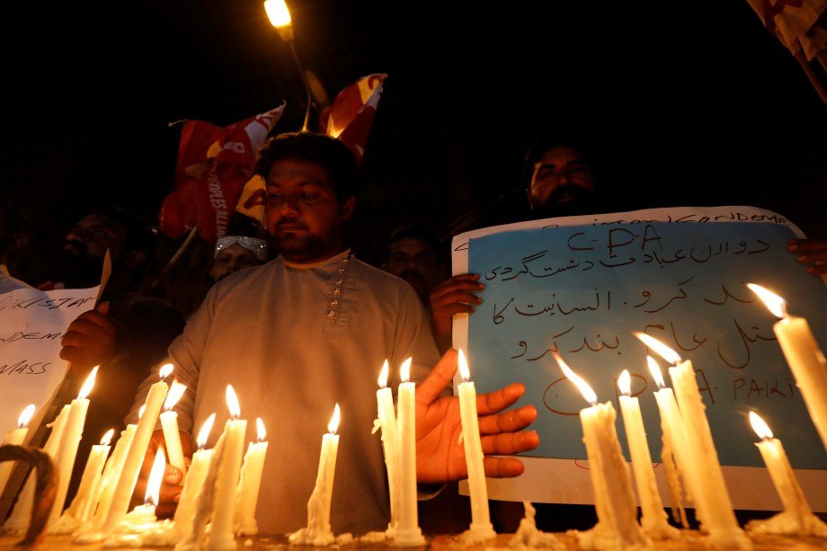 People light candles for the victims of Sri Lanka's serial bomb blasts, in Karachi, Pakistan April 21, 2019. REUTERS/Akhtar Soomro