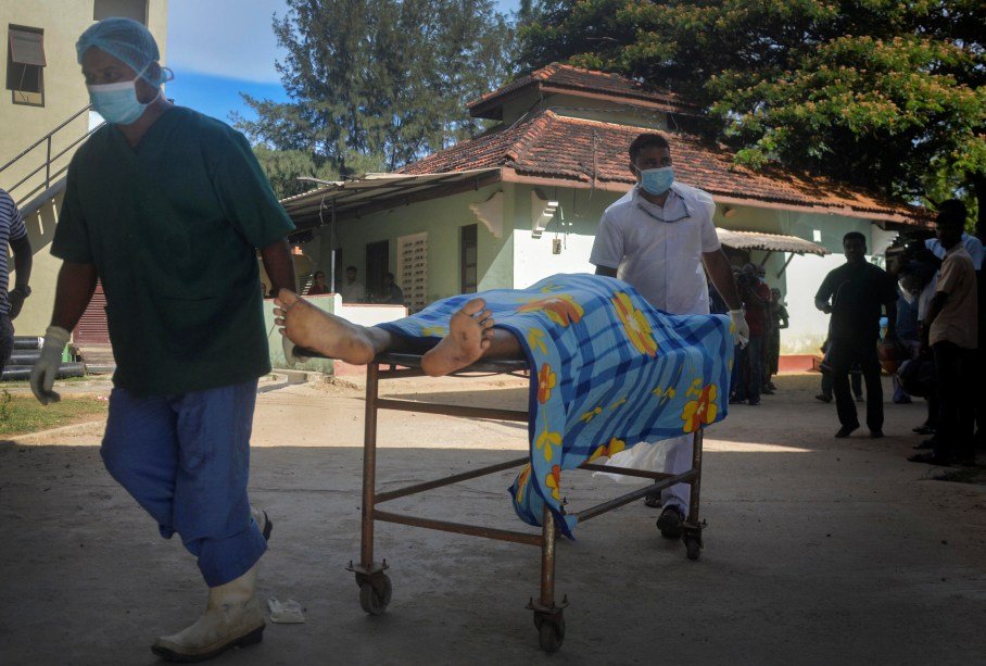 Vítima em maca de hospital no Sri Lanka após ataques