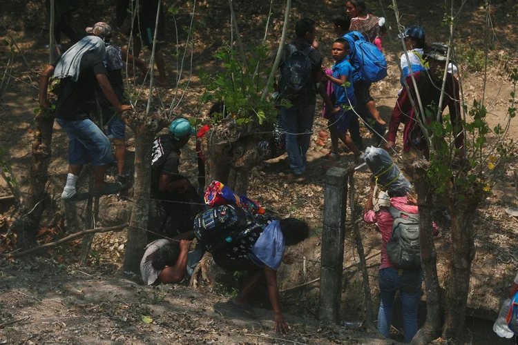 Imigrantes da América Central tentam avançar em seu caminho para entrar nos Estados Unidos (Jose Cabezas/Reuters)