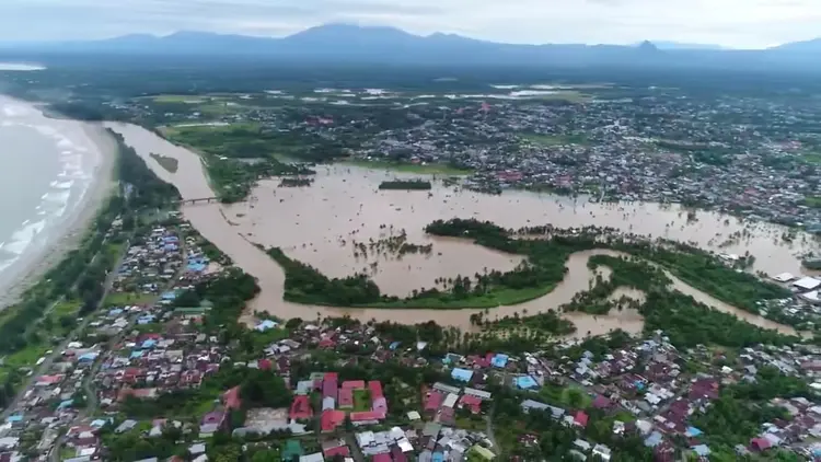Indonésia: cerca de 12 mil pessoas foram evacuadas e centenas de casas, pontes e estradas estão danificadas (CREATIVE PRODUCTIONS/Reuters)