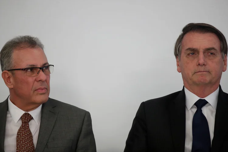 Bento Albuquerque e Jair Bolsonaro: programa do governo para incentivar a indústria de gás natural deve incluir mudanças em regras de leilões (Ueslei Marcelino/Reuters)