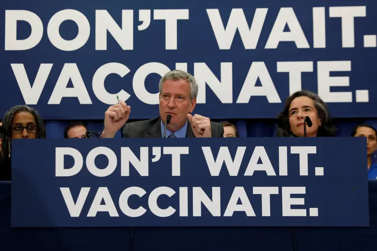 Prefeito de Nova York, Bill de Blasio, durante entrevista coletiva sobre surto de sarampo na cidade
Campanha de vacinação contra o sarampo nos Estados Unidos (Shannon Stapleton/Reuters)