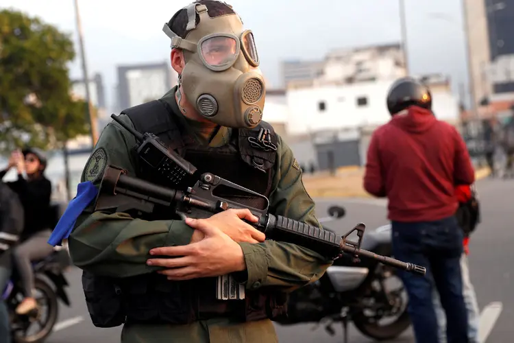 Militar apoiador de Juan Guaidó perto da base aérea Generalisimo Francisco de Miranda em Caracas. (Carlos Garcia Rawlins/Reuters)