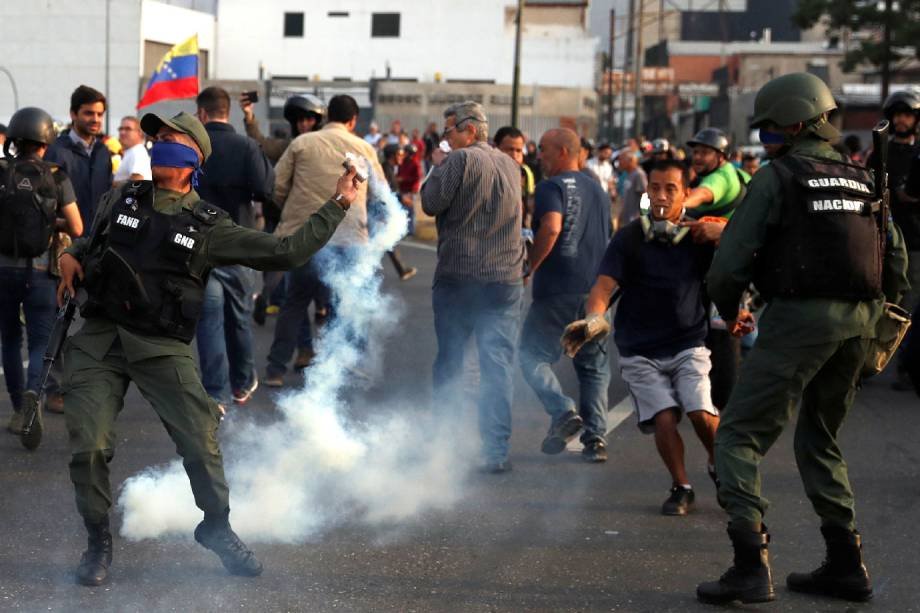 Militares venezuelanos jogam bombas em manifestantes na fronteira