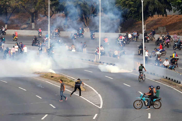 Tumultos em Caracas: situação na Venezuela se agravou nesta terça-feira, 30 de abril, em razão da disputa pelo poder de Juan Guaidó e Nicolás Maduro (Carlos Garcia Rawlins/Reuters)