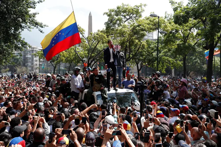 Líder da oposição venezuelana, Juan Guaido, que muitas nações reconheceram como o legítimo governante interino do país, fala com os partidários em Caracas (Carlos Garcia Rawlins/Reuters)