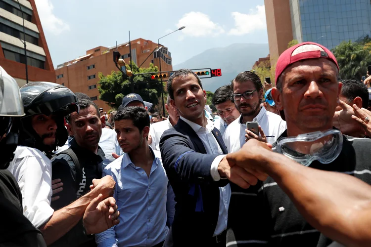 Juan Guaidó cumprimenta apoiadores durante manifestação nesta terça-feira, 30 (Carlos Garcia Rawlins/Reuters)