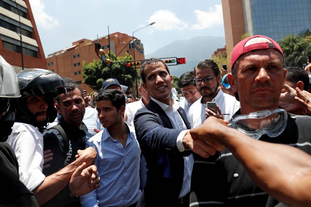 Heleno diz que apoio militar a Guaidó não é claro e descarta intervenção