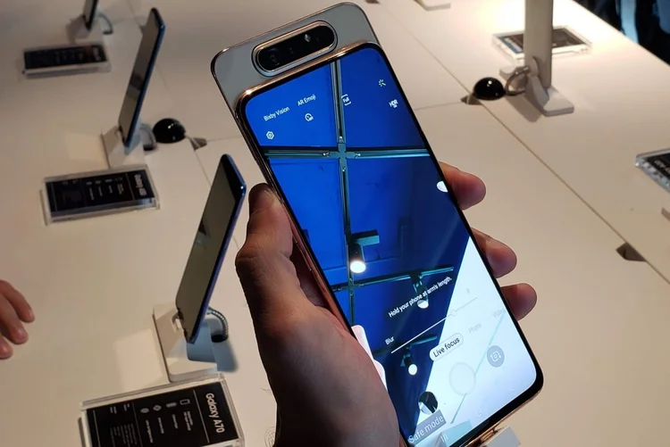Galaxy A80: módulo traseiro de três câmeras gira para frente na hora da selfie (Lucas Agrela/Site Exame)