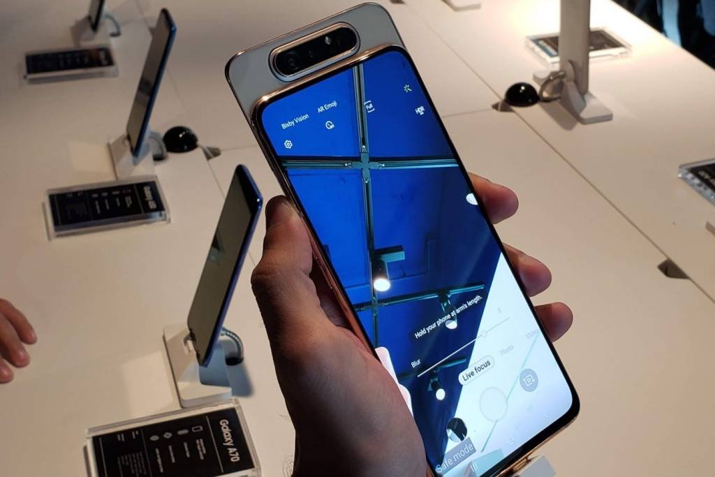 Samsung lança smartphone com câmera traseira rotativa