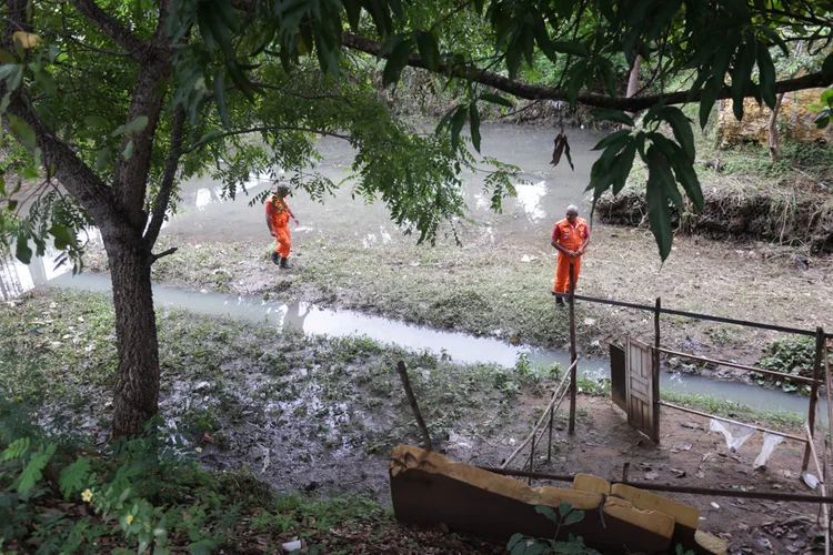 Corpo de Bombeiros e Defesa Civil continuam trabalhando nesta sexta-feira (5) em regiões de Teresina fortemente atingidas pela chuva (Prefeitura de Teresina/Divulgação)