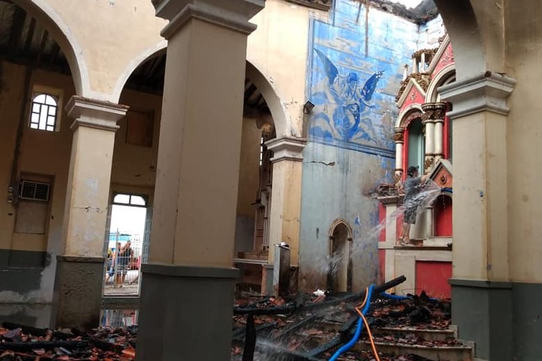 Igreja centenária é atingida por incêndio no interior da Bahia