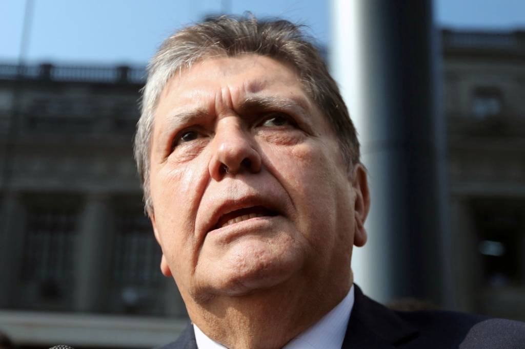 Ex-presidente peruano Alan García tenta suicídio ao ser preso