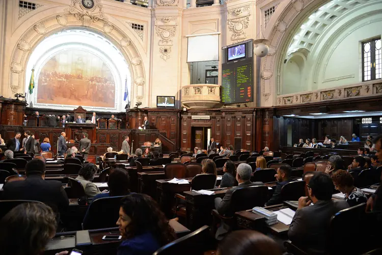 Alerj: governador tem o prazo de 15 dias para sancionar ou vetar a lei que autoriza porte de armas para deputados estaduais (Fernando Frazão/Agência Brasil)