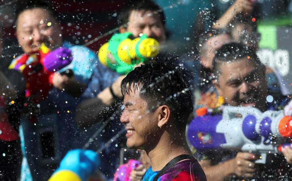 Batalhas de armas com água marcam a chegada do Ano Novo tailandês