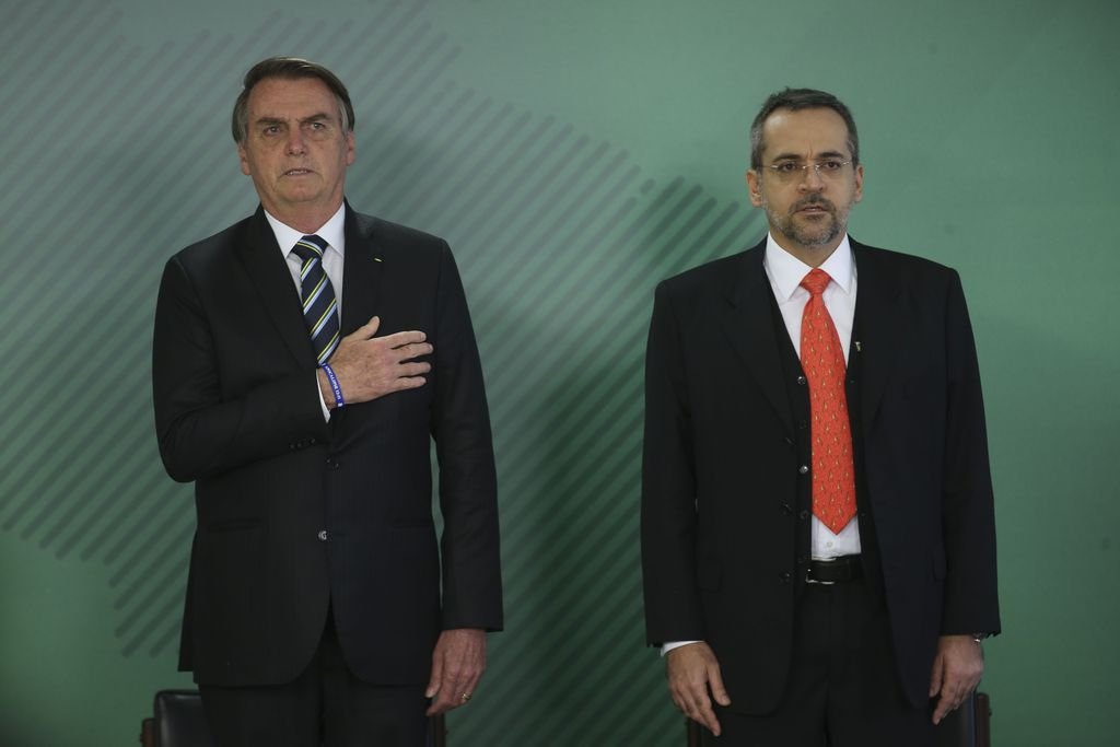 Bolsonaro nega mudanças na equipe ministerial e elogia Weintraub