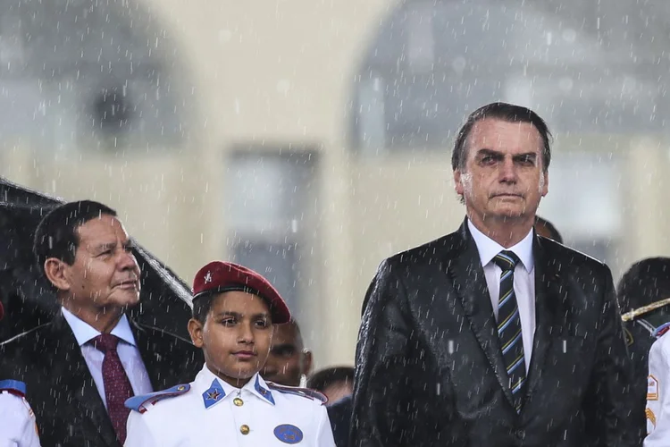 Mourão e Bolsonaro: embora o presidente peça mais sintonia e menos ruído, nos bastidores ele também critica o vice (Antonio Cruz/Agência Brasil)