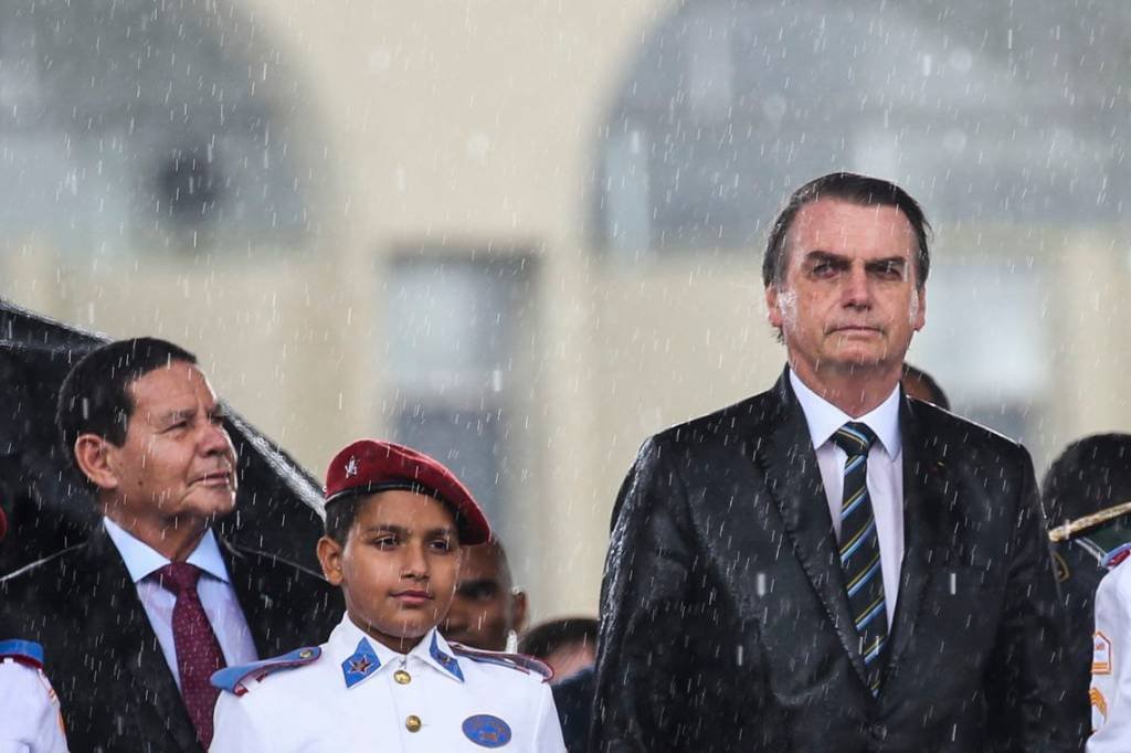 Bolsonaro insinua que Mourão atua como "presidente paralelo"