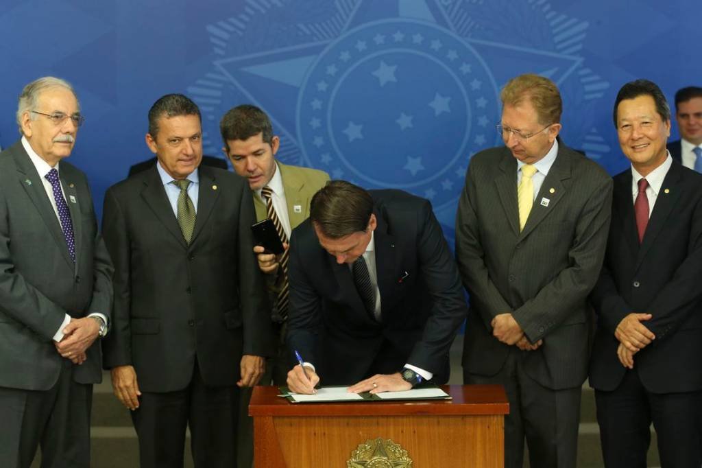 Bolsonaro assina decreto que encerra com o horário de verão em 2019