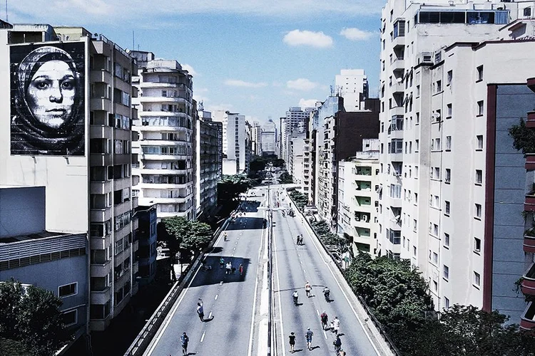 Os apps movem São Paulo: aplicativos permitem pedir comida, alugar uma patinete, agendar um cabeleireiro e ajudam até no passeio do pet (Montagem sobre fotos de Germano Lüders e Eduardo Frazão/Exame)