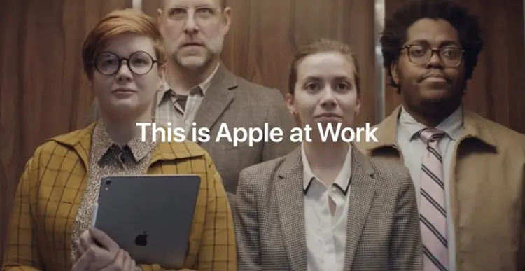 Comercial da Apple: humor com ideia "fora da caixa" (YouTube/Reprodução)