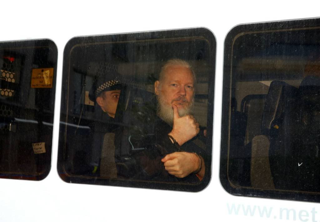 Mais de 70 deputados britânicos pedem extradição de Assange para a Suécia