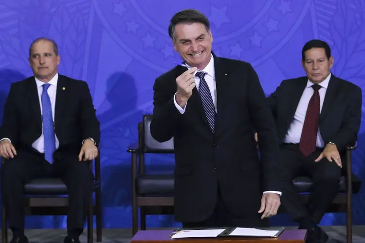 O presidente Jair Bolsonaro sanciona a Lei Complementar 420, que cria a Empresa Simples de Crédito (ESC), em cerimônia no Palácio do Planalto (Valter Campanato/Agência Brasil)