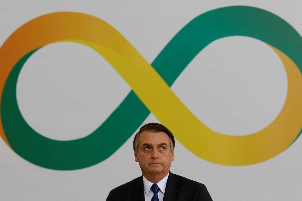 "Falta de pulso" de Bolsonaro para conter filho e Olavo preocupa militares