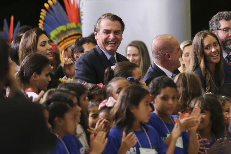 Bolsonaro durante cantata de Páscoa: presidente também afirmou que irá acabar com a transferência de parte das multas ambientais para ONGs (Fabio Rodrigues Pozzebom/Agência Brasil)