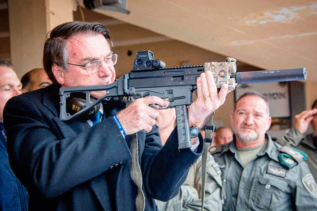 Em Israel, Bolsonaro posta foto com arma e defende armamento da população